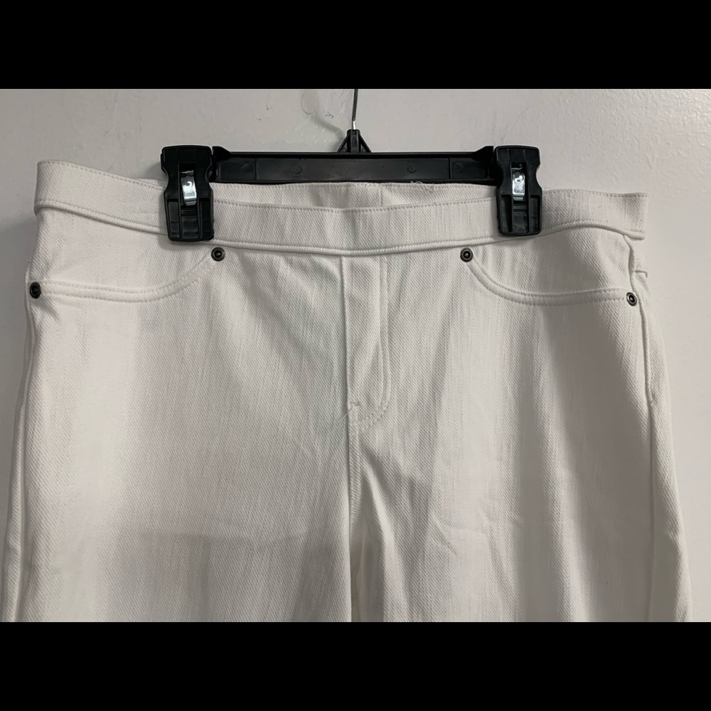 NWT: Hue white denim capri - Picture 2 of 5